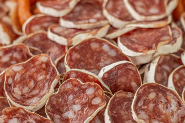 Ev yapımı salam, sucuk ve diğer sosisler. Kurutulmuş sosisler ince dilimlere bölünmüş.