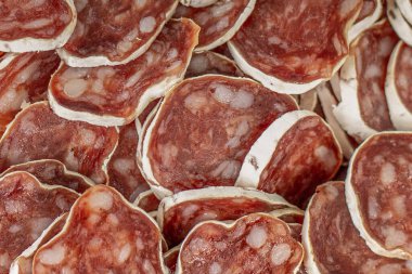 Ev yapımı salam, sucuk ve diğer sosisler. Kurutulmuş sosisler ince dilimlere bölünmüş.