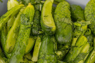 Baharatlı salatalık turşusu. Tuzlu ve dereotlu salatalık..