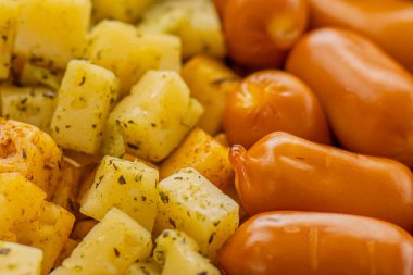 Peynirli atıştırmalıklar bir konteynırda. Farklı şekillerde dilimlenmiş peynir. Kutlama için peynir tahtası.