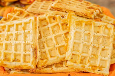 Atıştırmalıklar için peynirli waffle. Baharatlı waffle, tuzlu abur cubur