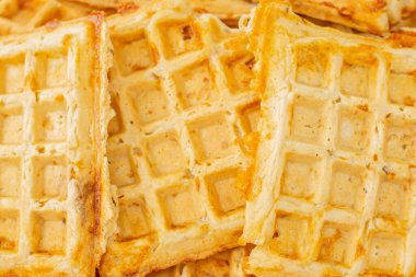 Atıştırmalıklar için peynirli waffle. Baharatlı waffle, tuzlu abur cubur