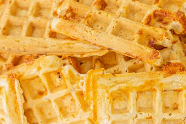 Atıştırmalıklar için peynirli waffle. Baharatlı waffle, tuzlu abur cubur