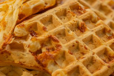 Atıştırmalıklar için peynirli waffle. Baharatlı waffle, tuzlu abur cubur