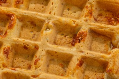 Atıştırmalıklar için peynirli waffle. Baharatlı waffle, tuzlu abur cubur