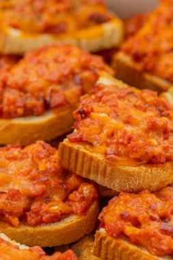 Baharatlı peynirli çörekler, tuzlu abur cuburlar. Peynir dolu ekmek.