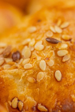 Baharatlı peynirli çörekler, tuzlu abur cuburlar. Peynir dolu ekmek.