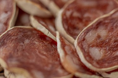 Ev yapımı salam, sucuk ve diğer sosisler. Kurutulmuş sosisler ince dilimlere bölünmüş.