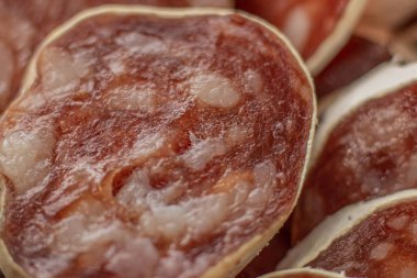 Ev yapımı salam, sucuk ve diğer sosisler. Kurutulmuş sosisler ince dilimlere bölünmüş.