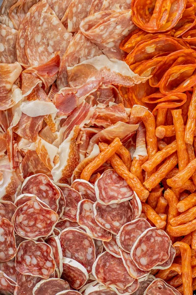 Sos ile pişirilmiş et. Ev yapımı salam, sucuk ve diğer sosisler. Kurutulmuş sosisler ince dilimlere bölünmüş.