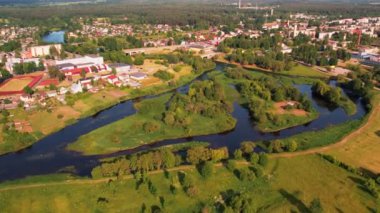 Daugava Nehri, küçük Livani kasabasının yanında. Küçük kasabanın yanındaki nehir kıyısında.