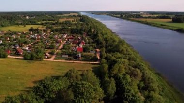 Daugava Nehri, küçük Livani kasabasının yanında. Küçük kasabanın yanındaki nehir kıyısında.