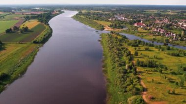 Daugava Nehri, küçük Livani kasabasının yanında. Küçük kasabanın yanındaki nehir kıyısında.