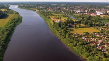 Daugava Nehri, küçük Livani kasabasının yanında. Küçük kasabanın yanındaki nehir kıyısında.