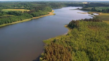 Daugava Nehri, küçük Livani kasabasının yanında. Küçük kasabanın yanındaki nehir kıyısında.
