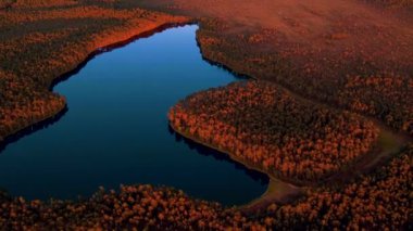Gün batımında İHA 'dan göl. Letonya bataklık gölünde gün batımında. Güzel göl Purezer