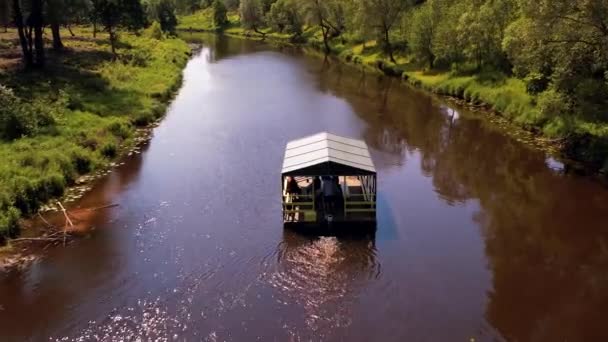 屋根のある筏 サラック川にいかだが浮かんでいます 川に人が浮かぶ筏 — ストック動画