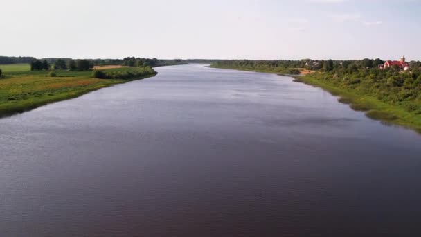 多加瓦河 紧邻利瓦尼小镇 小城镇旁边的河岸 — 图库视频影像