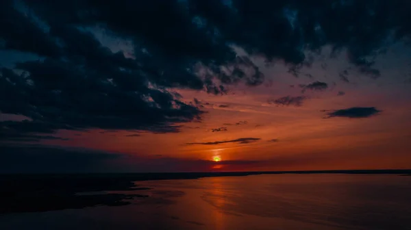 Roter Sonnenuntergang See Heißes Wetter Bei Sonnenuntergang Dramatischer Roter Sonnenuntergang — Stockfoto