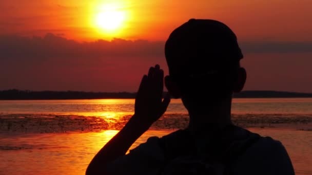 一个小孩向太阳告别 湖畔的红霞 日落时天气炎热 沙漠上戏剧性的红色落日 热浪灼热的太阳 气候变化 全球变暖 — 图库视频影像