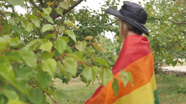 一个脸上挂着Lgbt旗的女人年轻的哭哭啼啼的女人脸上挂着Lgbt的旗帜侵犯男女同性恋 双性恋和变性者权利和平等的概念 一个留短发的年轻女人 — 图库视频影像