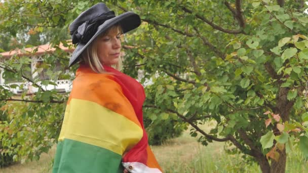 얼굴에 Lgbt 깃발을 소수자 깃발을 소수자의 권리와 평등을 위반하는 여자가 — 비디오
