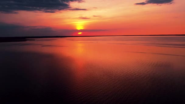 Merah Matahari Terbenam Tepi Danau Cuaca Panas Saat Matahari Terbenam — Stok Video