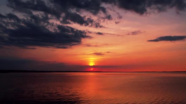 湖のそばに赤い夕日 日没の暑い天気 砂漠での劇的な赤い夕日 熱波の暑い日 気候変動 地球温暖化 — ストック動画