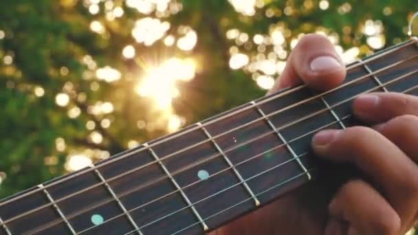 Gitarrenspiel Sonnenuntergang Sonnenstrahlen Auf Den Gitarrensaiten Musik Klingt Auf Den — Stockvideo