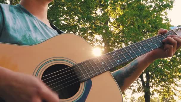 Гра Гітарі Заході Сонця Сонячні Промені Гітарних Струнах Музика Звучить — стокове відео