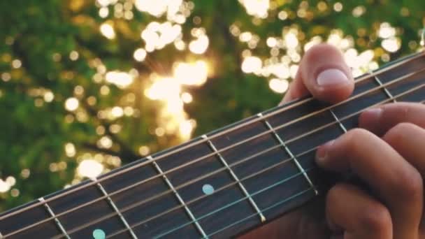 Tocando Guitarra Atardecer Rayos Sol Cuerdas Guitarra Sonidos Musicales Cuerdas — Vídeos de Stock