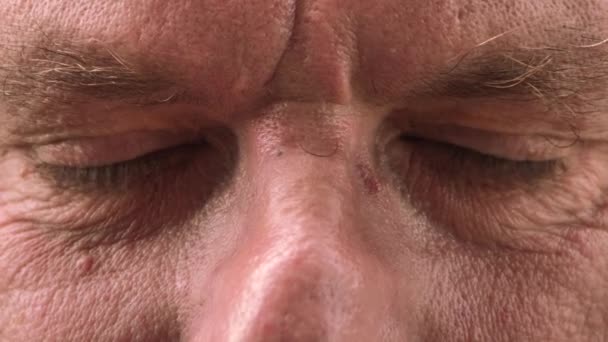 Gamle Man Med Ögon Och Ansikte Närbild Man Öppnar Vackra — Stockvideo