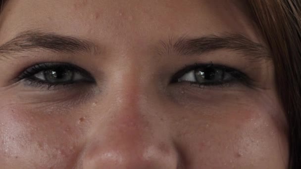 Женские Глаза Лицо Крупным Планом Девушка Открывает Красивые Глаза Естественная — стоковое видео