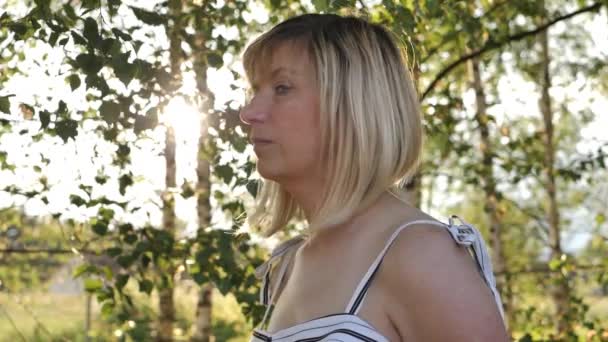 Женщины Позируют Перед Камерой Улыбкой Женщина Светлыми Волосами Наслаждалась Жизнью — стоковое видео