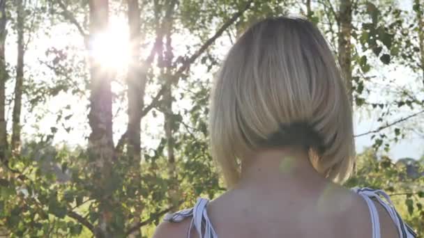 Ženy Pózují Kamery Úsměvem Žena Světlými Vlasy Užívala Života — Stock video