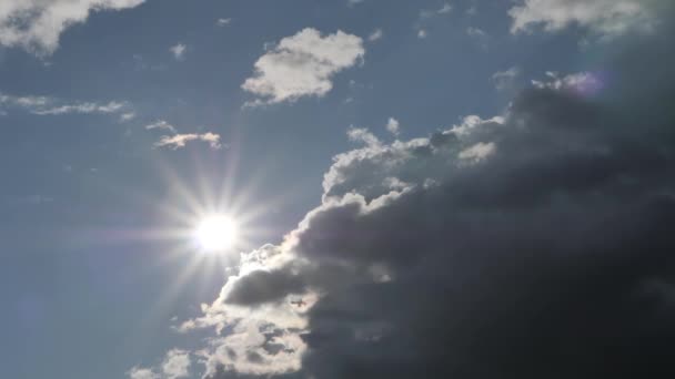 Солнце Спряталось Облаками Солнце Находится Тёмными Облаками Время Гроз — стоковое видео