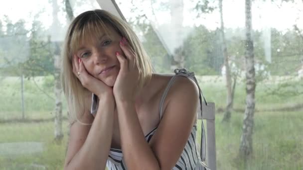 Frauen Posieren Lächelnd Für Die Kamera Eine Frau Mit Blonden — Stockvideo