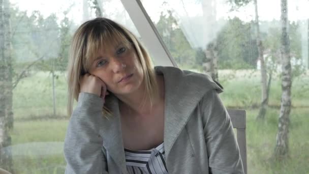 Vrouwelijke Eenzaamheid Depressie Een Vrouw Met Mooi Haar Reflecteert Het — Stockvideo