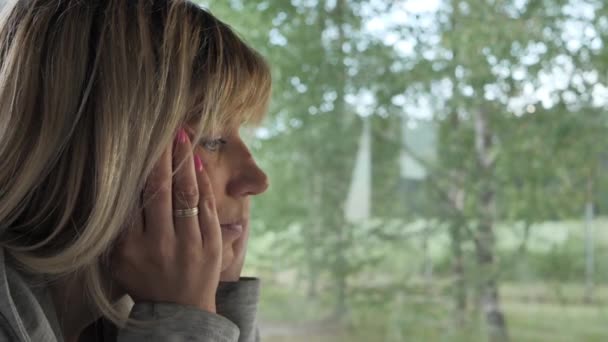 Kvinnlig Ensamhet Depression Kvinna Med Ljust Hår Reflekterar Över Livet — Stockvideo