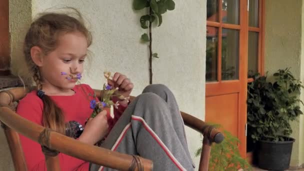 Seorang Gadis Kecil Sendirian Kursi Dengan Karangan Bunga Kesendirian Anak — Stok Video