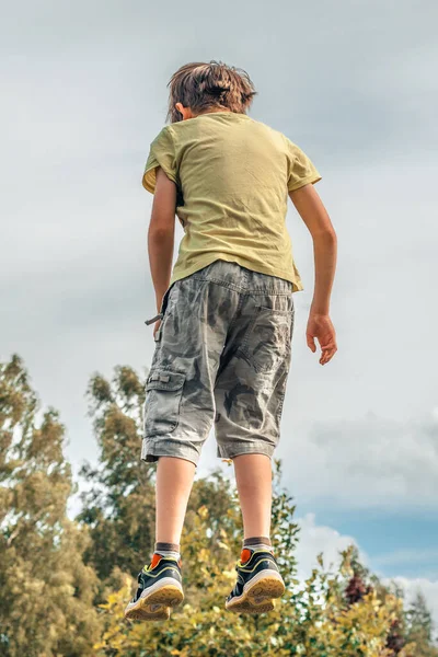 Ett Barn Hoppar Studsmatta Luften Hängde Pojkens Hopp Ett Barn — Stockfoto