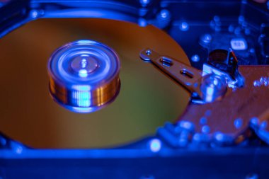 Koruyucu koruması olmadan bilgisayar sabit diski. Sabit diski soyut yansıtmayla kapat. Bilgisayar başlığından ayna efektleriyle birlikte bir sabit disk açıldı. Bilgisayar bilgisayarının bir parçası. Yumuşak seçici odak