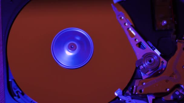 Počítačový Disk Bez Ochranného Krytu Zavřít Pevný Disk Abstraktním Odrazem — Stock video