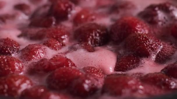Rosa Schaum Für Erdbeermarmelade Erdbeeren Werden Einem Topf Mit Zucker — Stockvideo