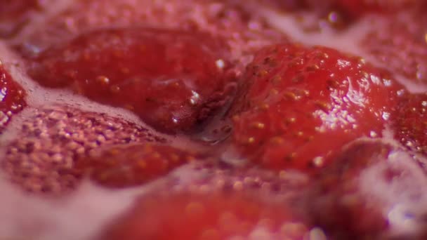 Różowa Pianka Dżem Truskawkowy Truskawki Gotuje Się Garnku Cukrem Najpyszniejszy — Wideo stockowe