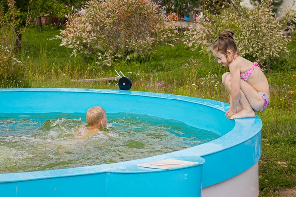 Çocuklar Havuzda Yalnız Yüzerler Havuz Kenarındaki Çocuklar Cesetlerinin Yanında Çocukların — Stok fotoğraf