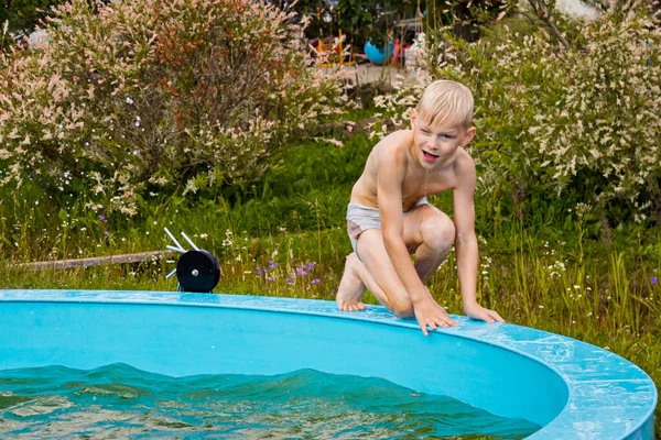 Bir Çocuk Havuzda Tek Başına Boğuluyor Birikintisinin Yanında Bir Çocuk — Stok fotoğraf