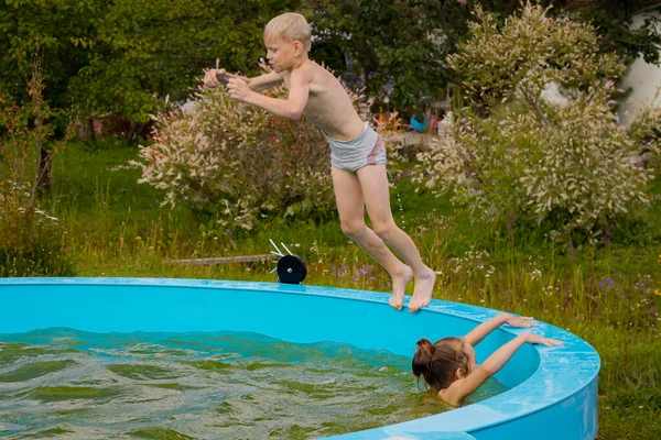Bir çocuk havuzda tek başına boğuluyor. Su birikintisinin yanında bir çocuk. Su cesetlerinin yanında çocukların güvenliği