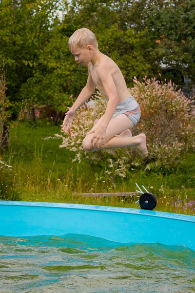 一个孩子一个人在游泳池里溺水 水潭边的一个孩子儿童在水体附近的安全 — 图库照片