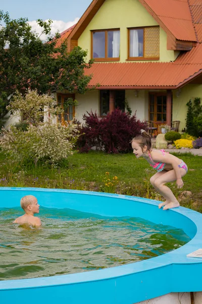Çocuklar Havuzda Yalnız Yüzerler Havuz Kenarındaki Çocuklar Cesetlerinin Yanında Çocukların — Stok fotoğraf